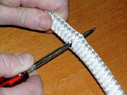 Den flata änden på induktiva givaren ska vanligtvis sticka ut ca 1mm från hållaren mot linan.