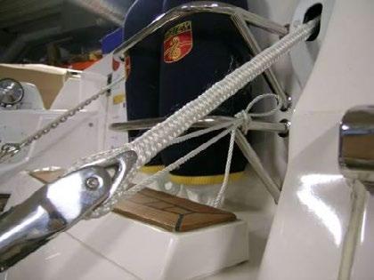 Bruksanvisning Mot land med fjärrkontroll 1. Låt båtens motor gå under uppankringen. Bestäm dig för hur du vill släppa ankaret. Kontrollera att säkerhetslinan på ankaret är frigjord.