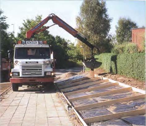 GRONA FAKTA 3/2000 Försöksserie i fyra städer Som ett led i utvecklingen au vegetationsytor i trafikrummet startades 1999 en försöksserie i Gävle, Göteborg, Helsingborg och Jönköping, där framför