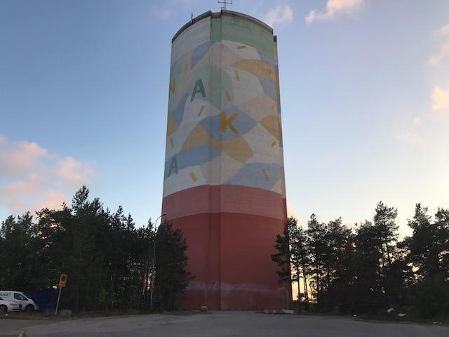 INSTALLATIONEN Inom ramen för konceptet Konsten att skapa stad planerar Nacka kommun att skapa en permanent installation vid Jarlabergs vattentorn i form av att vissa sektioner på tillkommande staket