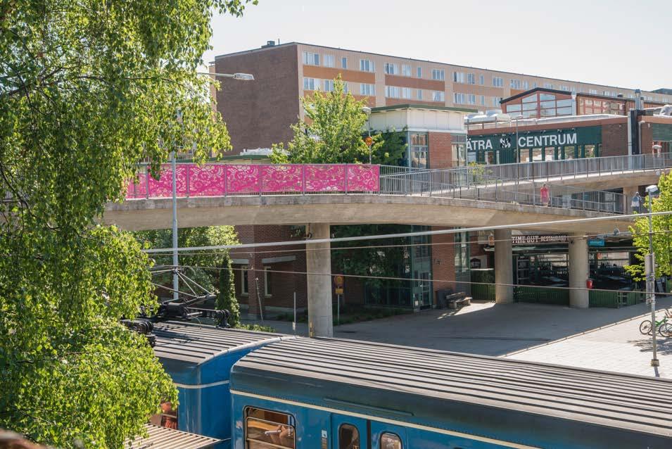 Bild: Virkad bro av Tina Frausin med inspiration från garngrafitti och på platsen vanligt