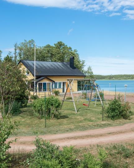 EXTERIÖRT Stranden är ca 100 meter bred och utvecklad med muddrad bassäng in till båtskyddstak i den norra delen.