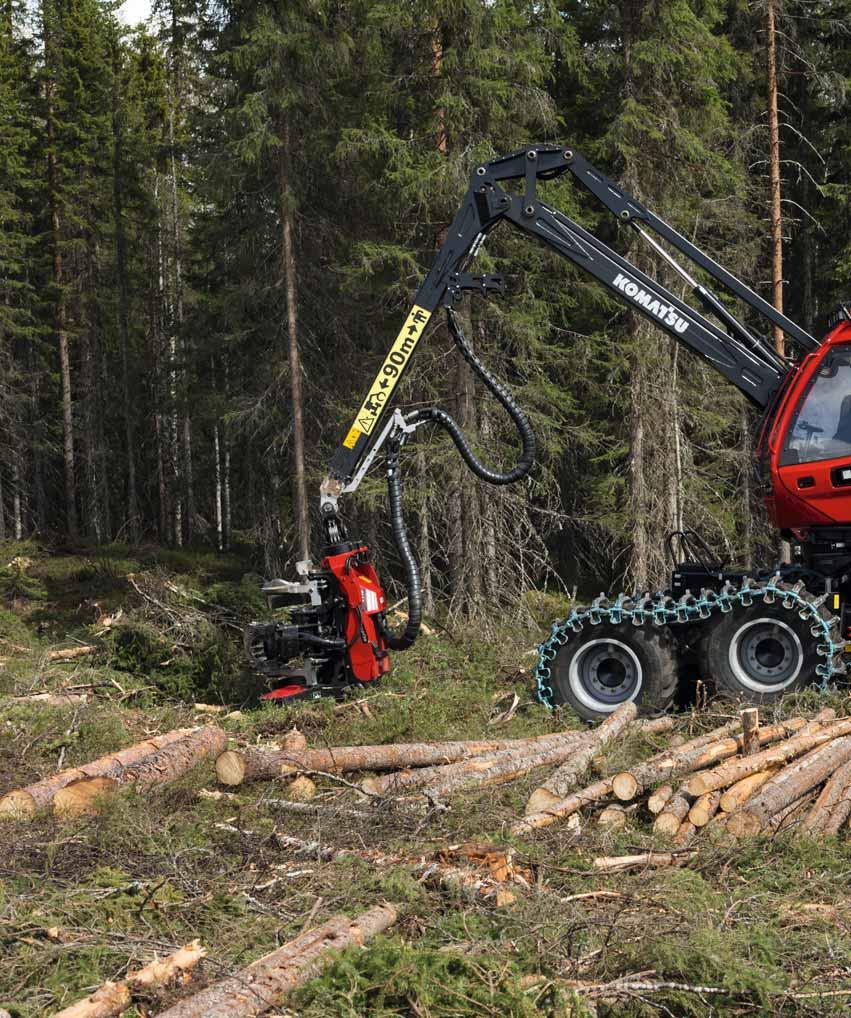 931XC Komatsu 931XC är ett kraftpaket med stor stabilitet och lågt marktryck. Med åtta hjul är förarkomforten hög, markskadorna mindre och framkomligheten riktigt bra i brant terräng.