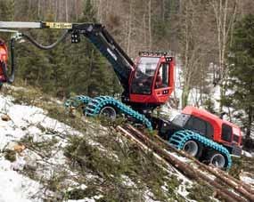 En kran med högre svängkraft samt maskinens höga markfrigång är ytterligare egenskaper som är bra i brant och tuff terräng.