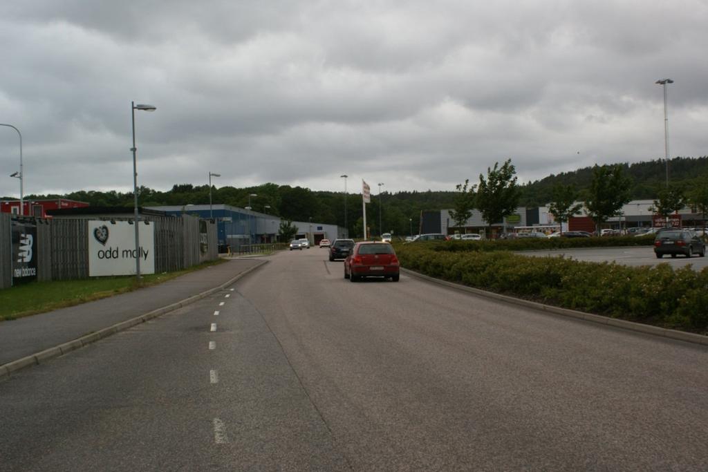 2 Nuläge Hedebrovägen är gestaltad på ett sådant sätt att den uppfattas som en liten gata och inte en huvudgata.