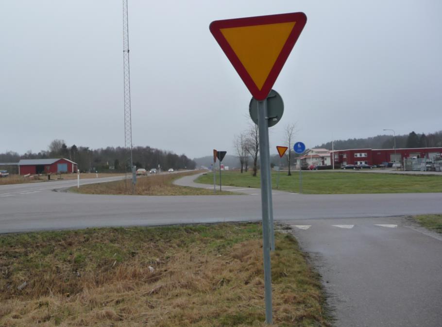 Gång- och cykelvägen går till Myggenäs i nordost och till Kållekärr i sydväst. Figur 3 och 4.