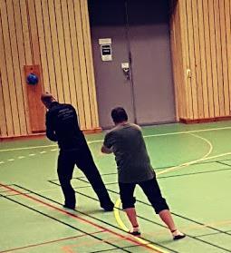 Man tränar styrka, motorik, smidighet, koordination, balans mm. Men framför allt är det mycket glädje. Gruppen hade som flest 12 deltagare men några trillade bort under terminens gång av olika skäl.