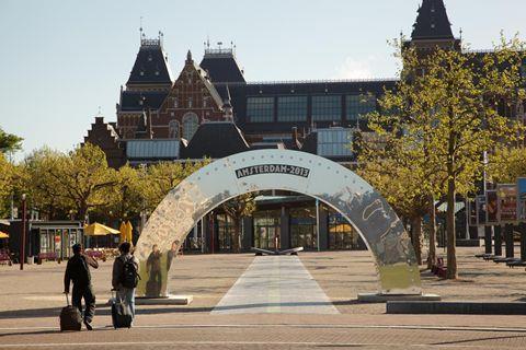 AMSTERDAM Bakgrund Amsterdam med sina dryga 800 000 invånare genomför flera projekt för att främja innovation genom olika samarbeten. Men detta har inte alltid varit fallet för Amsterdam.