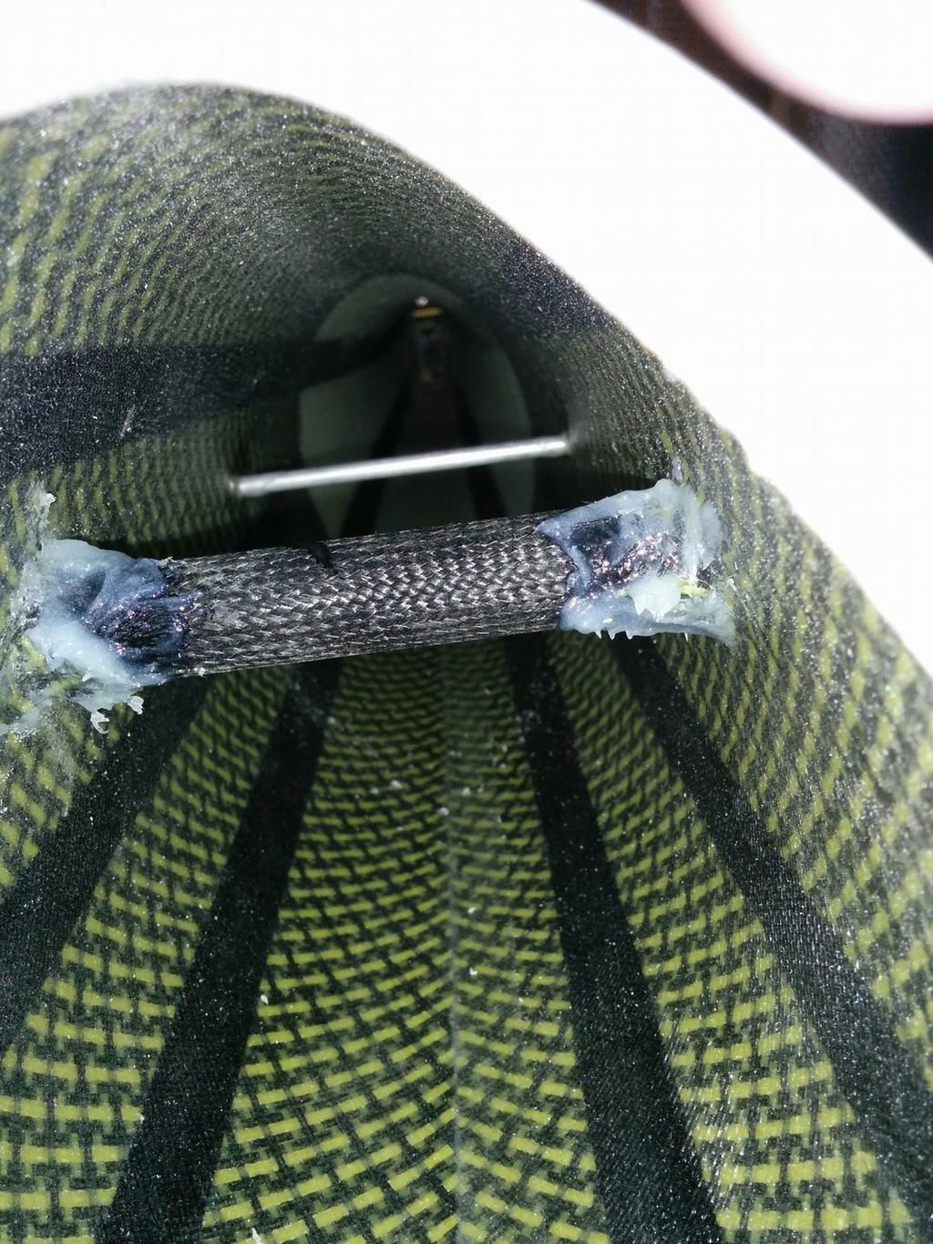 4. Limma i metallrör i kroppen för bakre vingstål För att inte riskera att hålen i kroppen för de bakre vingstålen slits upp limmar jag ett metallrör genom kroppen.