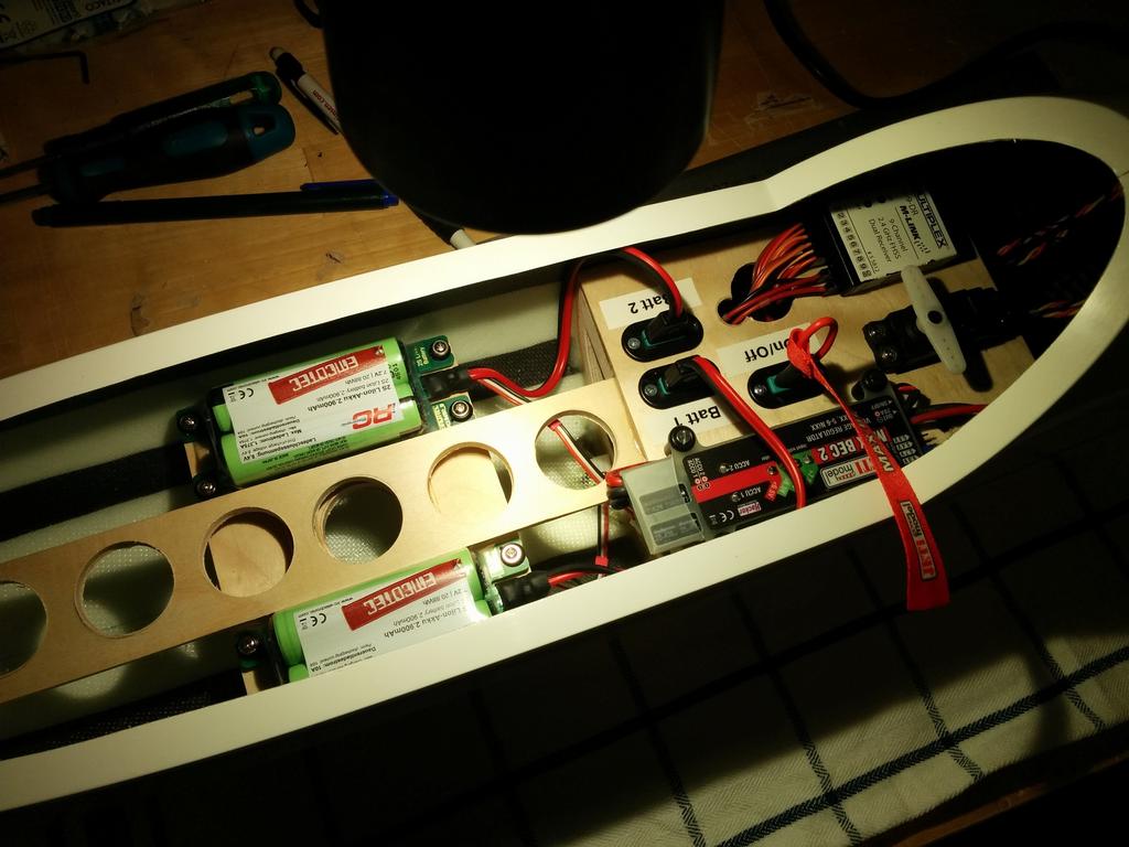 6. Installation mottagare, BEC, ESC, accar mm. De två mottagarbatterierna (2-cell LiIon) skruvas fast på fästplattan.