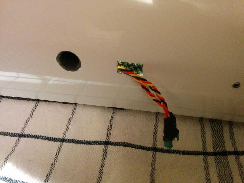 Eftersom jag använder en mottagare utan separat högströmsanslutning kopplar jag in BEC:en med en MPX 2 JR Y-kabel i två av mottagarens servouttag.