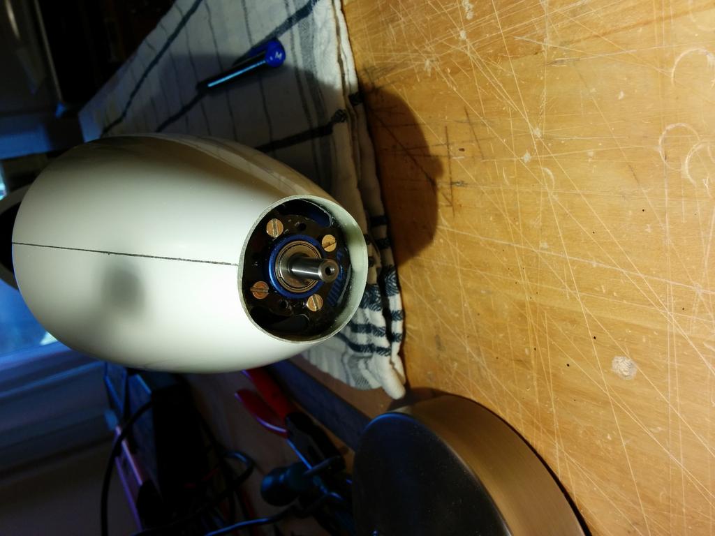 Motorn på plats sett framifrån. Jag skall kapa 1-2 mm ytterligare runt om för att spinnern skall passa perfekt. 8. Hur ligger man till egentligen?