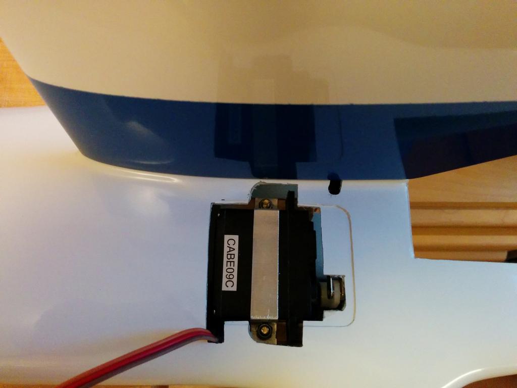 En större lucka av vit plast får tillverkas som täcklock över servot. 3.