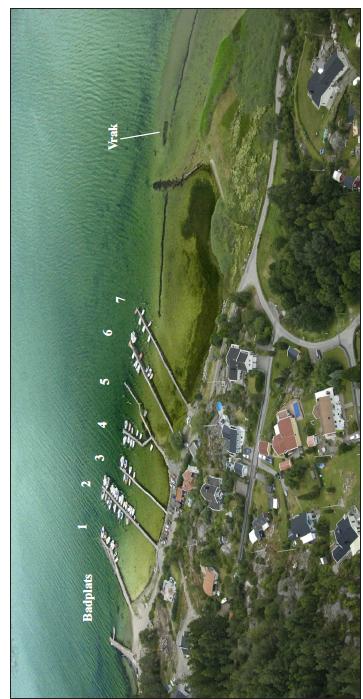 Flygfoto av hamnen 2010-07- 14 (Hydro GIS AB). PolarisaConsfilter har använts för ag ta bort solreflexer och göra bognen synlig.