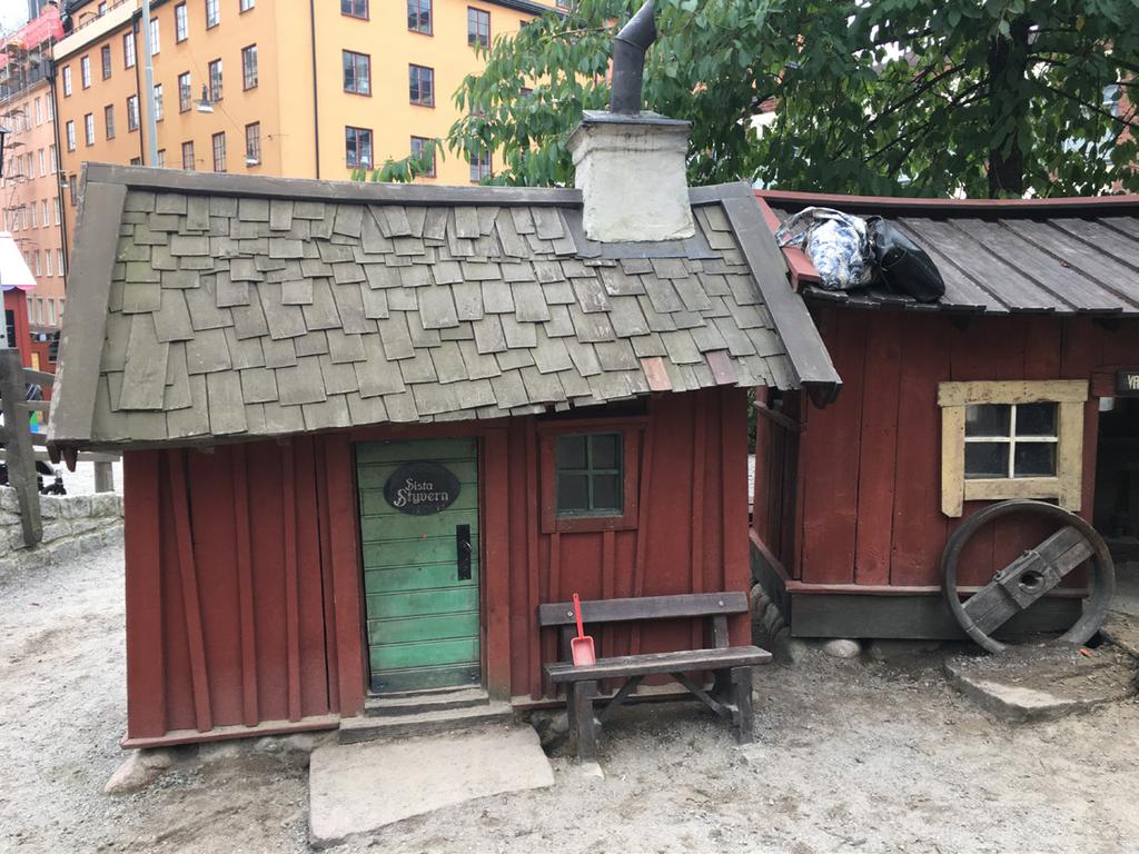 Vi tror att en interaktiv lekmöjlighet även kan attrahera barn som i vanliga fall mest sitter stilla framför TV/ platta/ dator och därmed vara ett viktigt bidrag till barns hälsa.