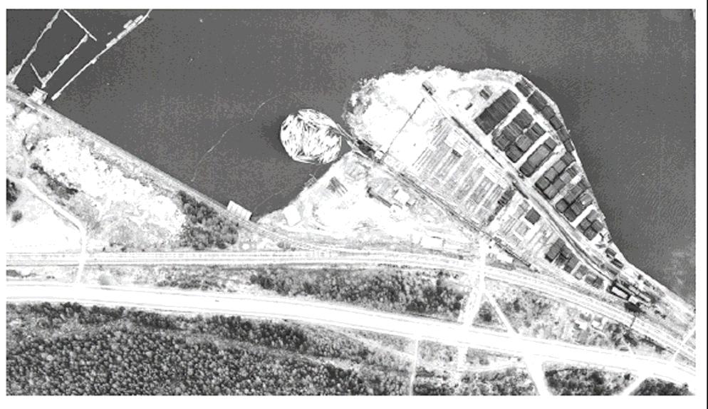 Uppdragsnr: 10083246 20 (111) Figur 3.1. Fålnästippen. Flygfotografi från 1958. Pilen markerar tippens läge. Från SCC 2003.