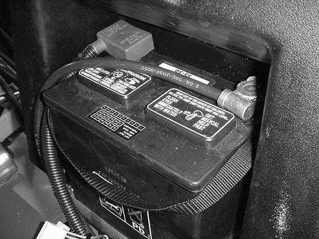 . Koppla ur laddningsanordningen från eluttaget och batteripolerna när batteriet är laddat. 4. Ta bort påfyllningslocken.