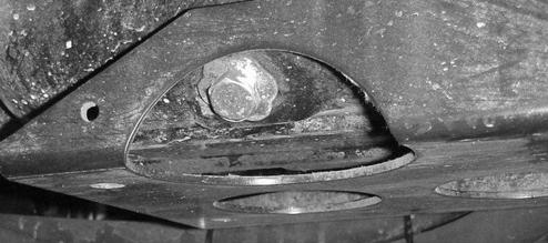. Ta bort kylargallret.. Arbeta från kylarens fläktsida och spola antingen kylaren med en vattenslang eller blås med tryckluft.. Motoroljefilter Figur 46. Avlägsna oljefiltret.
