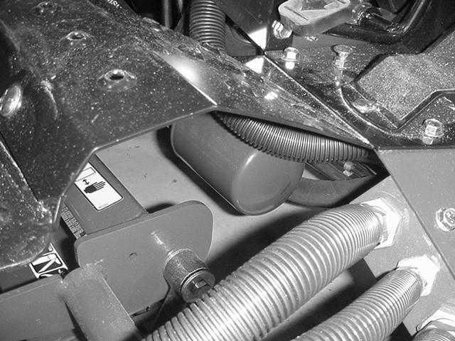 . Gör rent omkring hydrauloljefiltret (fig. 48). Ta bort filtret från filterhusets botten och låt oljan rinna ner i avtappningskärlet. Använd en skiftnyckel speciellt avsedd för ändamålet.