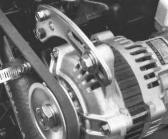 Kontrollera spänningen på nya remmar efter 8 körtimmar. Hydraulpumpsrem En ny hydraulpumpsrem ska spännas så att den böjer sig mm med en belastning på mitten av remmen på 7 8 kg.