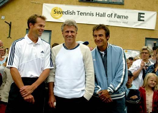 De tre allra mest meriterade tennisspelarna i svensk tennishistoria samlade framför tennismuseet i Båstad Välkommen till Nyhetsbrev nr 24-2017 från Kalle Eriksson och Bjäreförelaget Kolla