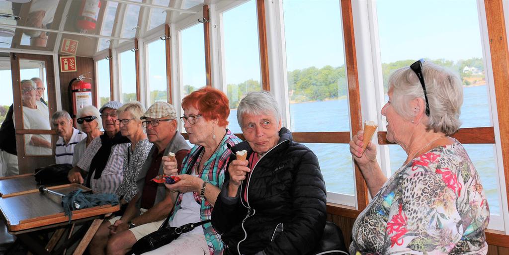 bussresenärer, stående på lång rad. Jubel i bussen men man måste nog medge att det låtit bra mycket bättre vid tidigare konserter.