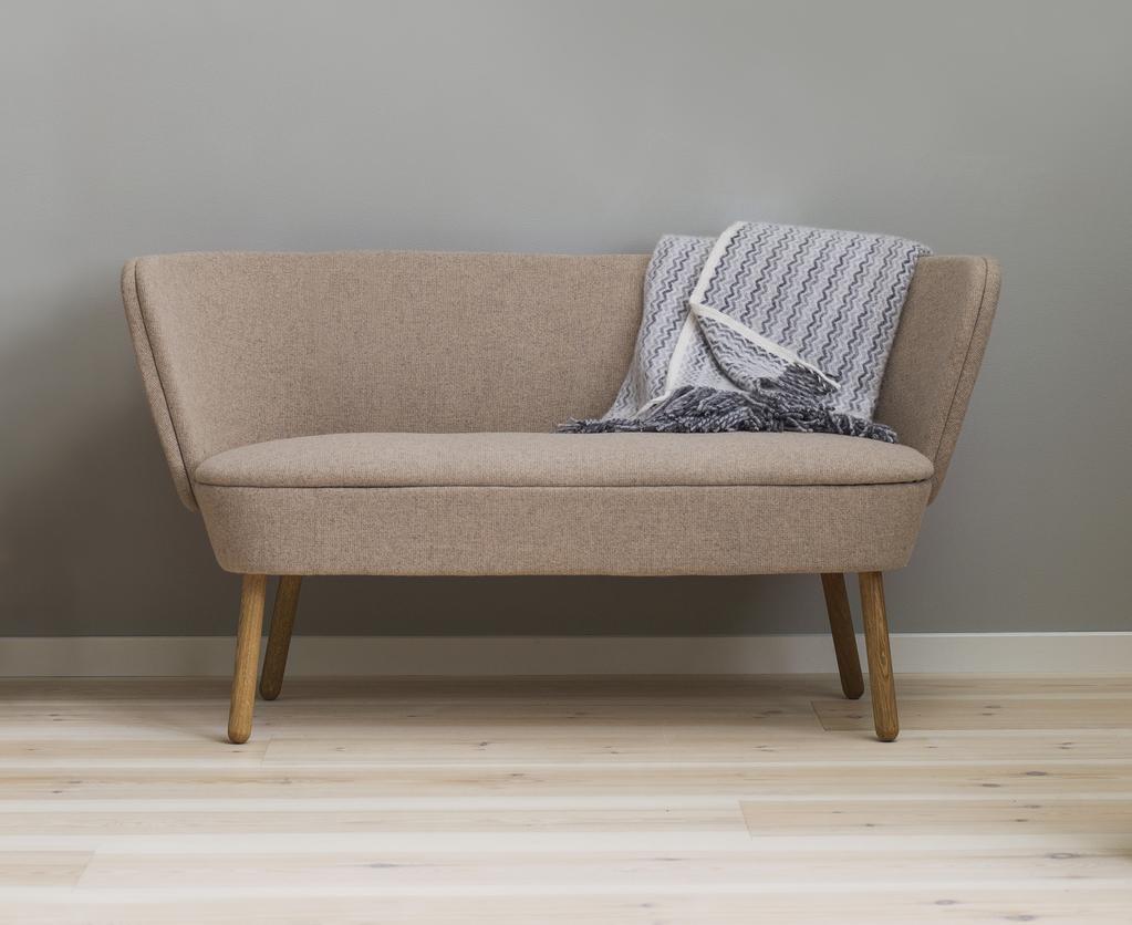 WRAP SOFFA Form: Jonas Lindvall Nu kan vi komplettera vår omtyckta fåtölj Wrap med en soffa i samma formspråk.