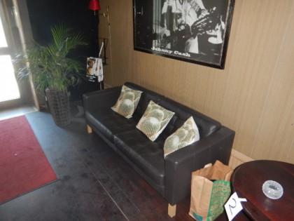700.00 kr exkl moms Allt i hall; soffa,