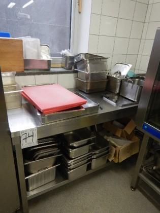 Rostfri bänk med innehåll