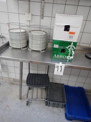 Rostfri bänk med innehåll