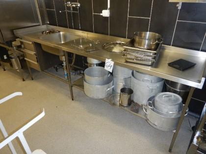Rostfri diskbänk med innehåll; bl.