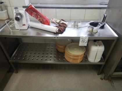Rostfri bänk med innehåll