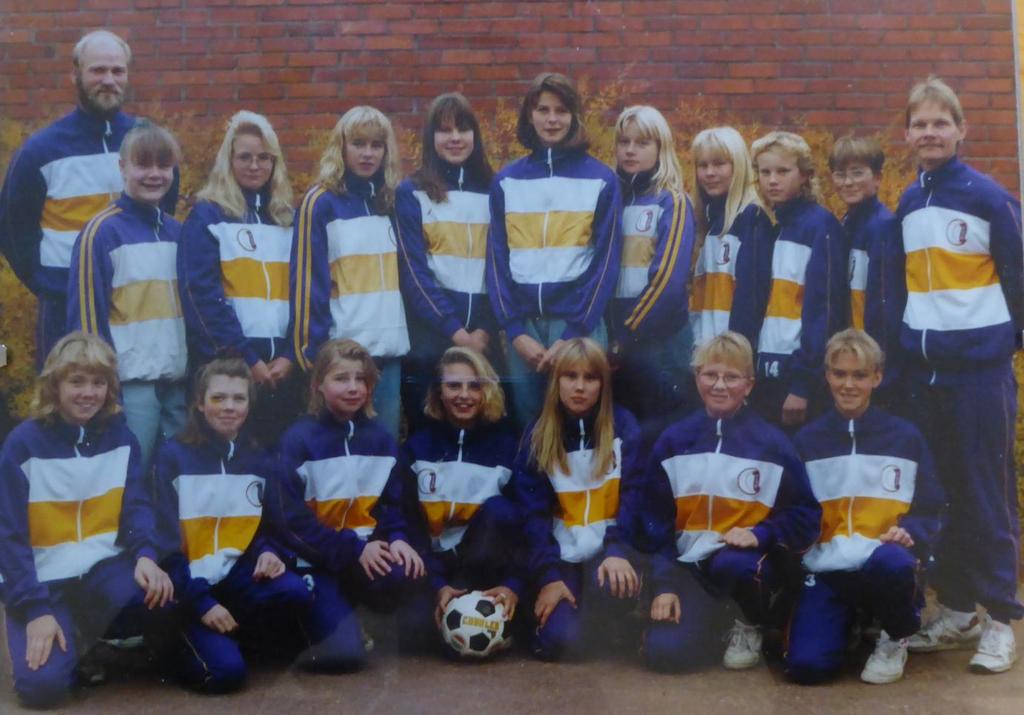 Flickor 16 år. Grupp 2. Med följande lag Smedjebackens FK, Ornäs BK, IFK Ludvika I, Gagnefs IF, IK Brage I, Leksands IF, Kvarnsvedens IK och Bullermyrens IK. Med Smedjebackens FK som seriesegrare.