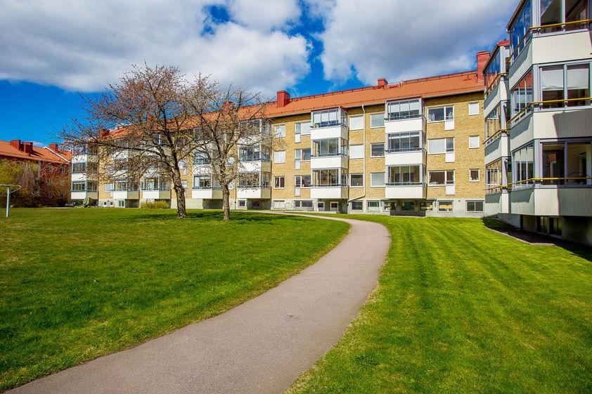 Välkommen till Skälby Fatabursvägen 19B PRIS: 695 000 kr, månadsavgift 2 533 kr. STORLEK: Boarea 37,5 m 2. 1 rum och kök. Våningsplan 1 av 3. Hiss finns. ADRESS: Fatabursvägen 19B, 393 53 Kalmar.