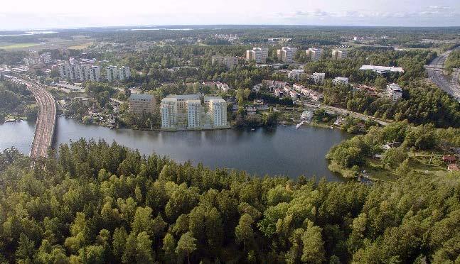 Längs stranden planeras en strandpark med gångbryggor och vistelseytor. Alla byggnader nås med full tillgänglighet från gårdstorget.