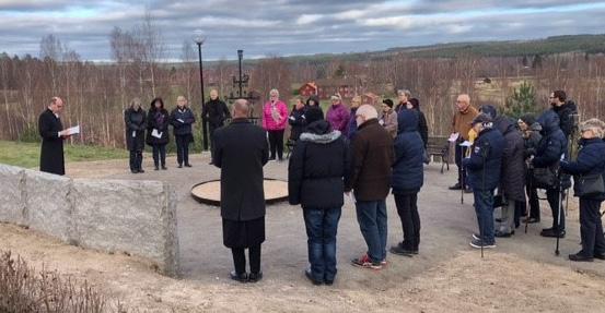 Ny Askgravlund invigd ASKGRAVLUNDEN Nu har viloplatsen för våra nära och kära avlidna på vår vackra kyrkogård utökats med en askgravlund.