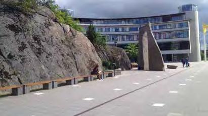 Checklista: Huvudstråk och målpunkter Konstnärlig utsmyckning, variationer i markmaterial och placering av sittplatser är exempel på hur blickfång som ger riktning kan skapas.