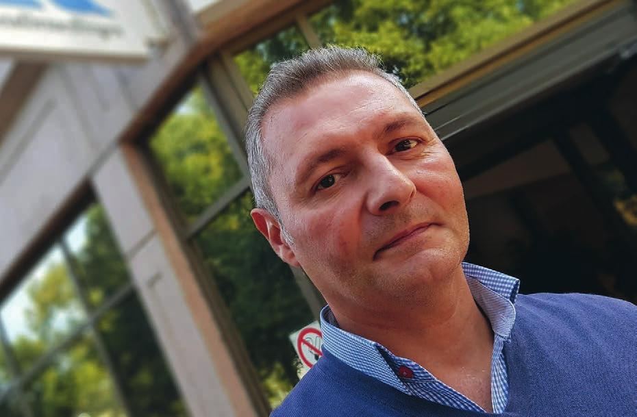Malmöredaktionen Kristoffer Andersen Extra tjänster Malmöredaktionen träffar Kristofer Andersen, polsk rom, som arbetar på Arbetsförmedlingen för att berätta mer om en ny insats som AF har för
