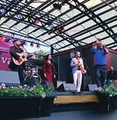 Missa inte! 14 Erland Kaldaras utanför vagnen på Skansen. 6 Det romska bandet Romengo var mycket uppskattat under 5 Folk Festival. 18 Jono och Grofo dansar under Romer i centrum.