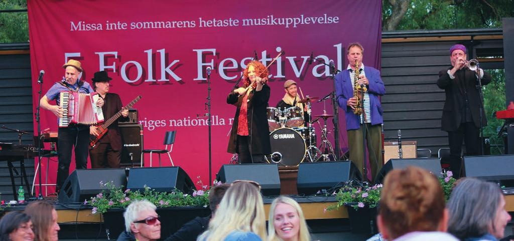 The Klezmatics. Gabreilla Gutarra lär ut flamenco. många som passar på att dansa och nu är det fullt på dansgolvet framför den stora scenen.