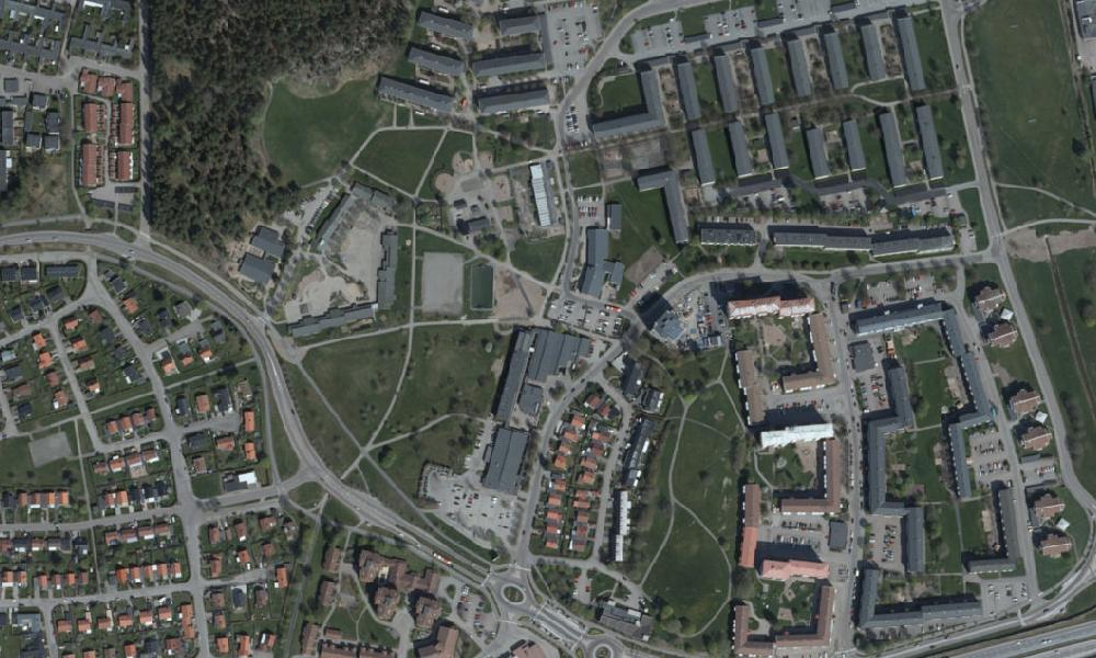 Planområdet ligger i direkt anslutning till naturområden och parkområden.