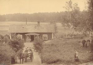 Bild av gamla bostadshuset på Ribbyholm, enl. uppgifter är personerna t.h. på bilden från granngården Skarplöt.