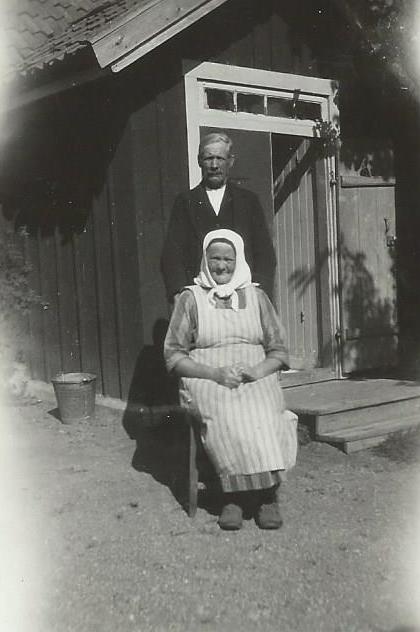 Alfred Åkerberg med hustrun Matilda utan för det gamla huset på Kvarntäppan. Bilden tillhör Jan-Åke Åkerberg.