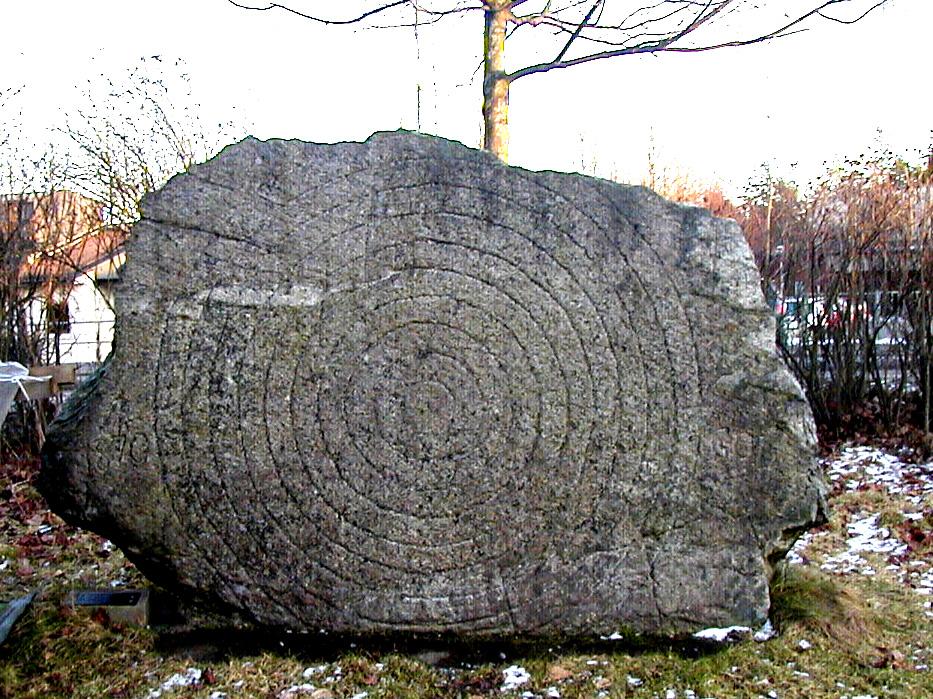 Skyttestenen vid Tingshuset Stenen på Tinghustomten kom dit 1984. Ett vackert monument över skytteröresen från slutet på 1800-talet.