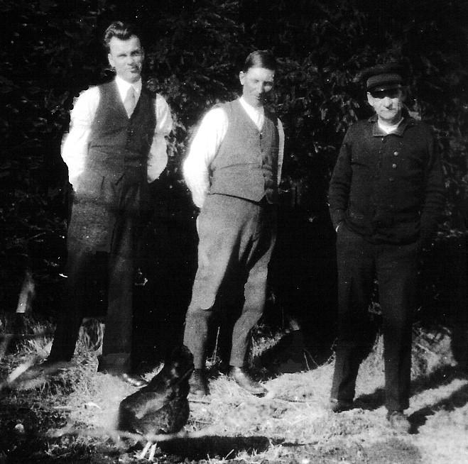 Tre välklädda karlar på Granelund, Hugo Öbrink, Joel Österberg och Knut Öbrink. Erland skriver om de tre åren man bodde här innan pappa Joel byggde egen villa i Jägartorp. Bl.a. om den bestämde hyresvärden som delade in folk i två kategorier, Svenskar och Kulier.