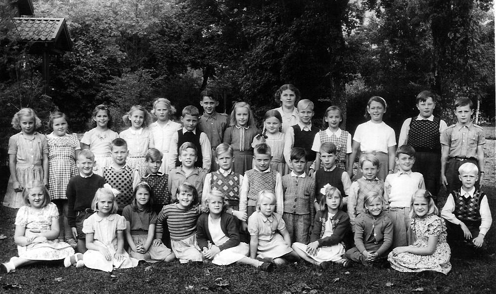 Kan ett skolkort från Västerhaninge på 40-talet intressera? Vi kan väl göra ett försök! Detta är ett foto från slutet på 40-talet där jag finns med.