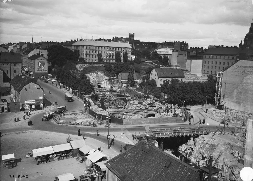 Schakten i södra delen av Götgatan utfördes ovanpå Katarinatunneln som grävdes åren 1930 1934 för spårvagnstrafik mellan Skanstull och Slussen och som idag används för tunnelbanetrafik.