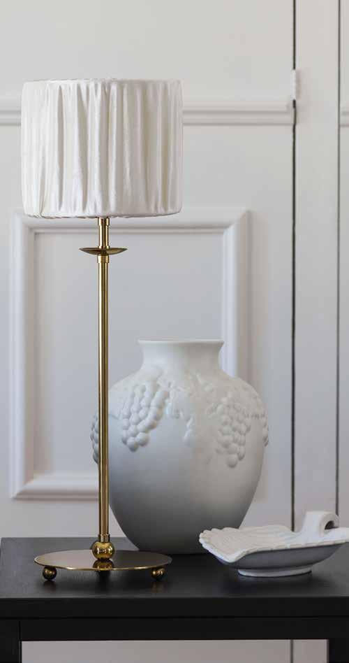 LIV 51 CM MED LAMPSKÄRM SARA 220-3913 ART DECO LAMPFOT GULD Art.nr Höjd Kn Q ART DECO LAMPFOT CHROME Art.nr Höjd Kn Q Liv lampfot matchad med Sara veckad sammetsskärm i vitt. Se sid 192.