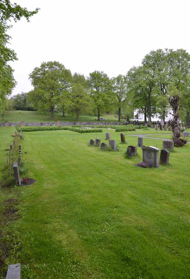 11 Kila kyrkogård och markeringen av 1700-talskyrkans läge från sydväst.