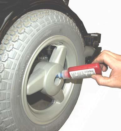 (Använd en ny mutter vid återmontering.) Använd ev. en avdragare för att avlägsna hjulet, eftersom detta kan sitta fast.